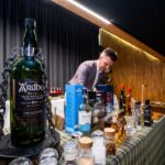 Stanowisko i gadżety podczas degustacji whisky.