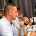Widok na uczestnika degustującego whisky