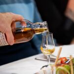 Nalewanie porcji degustacyjnej podczas degustacji whisky z Pick and Taste