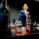 Stanowisko degustacyjne z prowadzącym. Degustacja whisky.