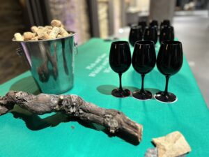 Kieliszki Czarne używane do gry Winiarski Shell - czyli zgadywania kolorów wina po aromacie.